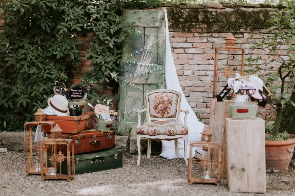 In questa foto una idea matrimonio 2025 un corner con vari allestimenti per fare foto