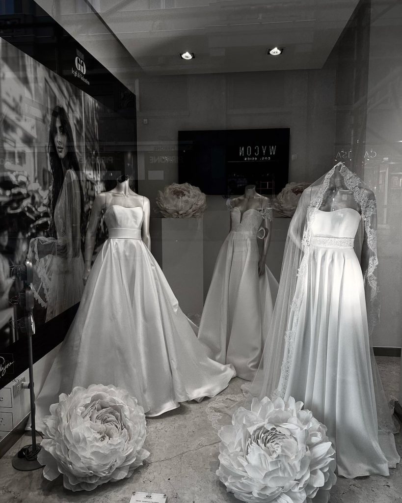 Una foto d'interno dell'Atelier le Gi di Valentino a Palermo con una serie di abiti da sposa sul manichino