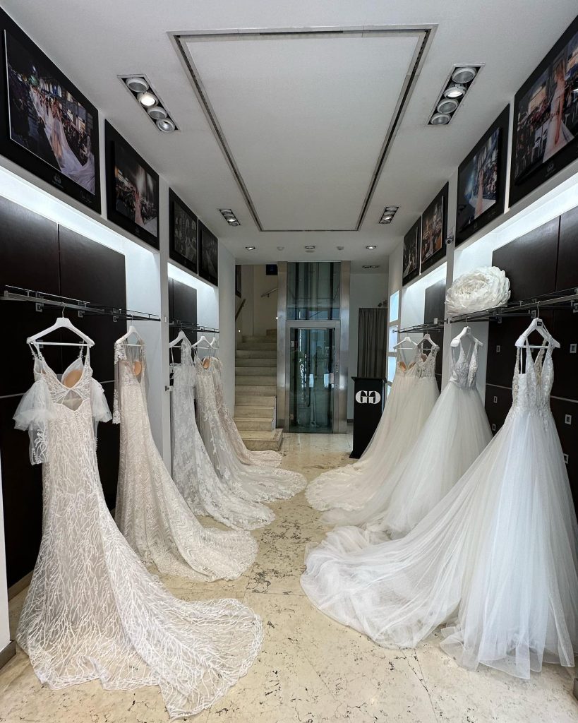 Una foto d'interno dell'Atelier le Gi di Valentino a Palermo con una serie di abiti da sposa appesi