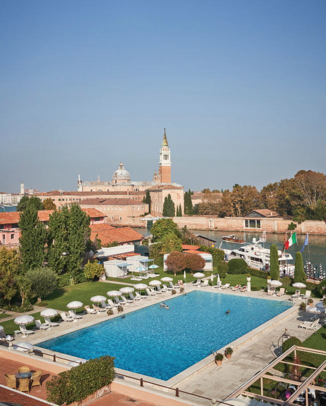 In questa foto uno scorcio della piscina del belmond hotel a venezia 