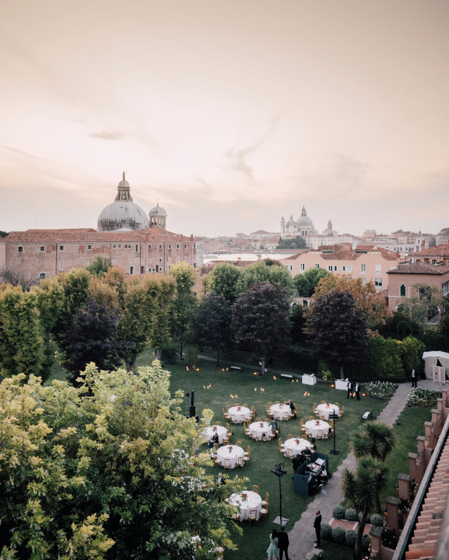 In questa foto uno scorcio del giardino del belmond hotel a venezia 