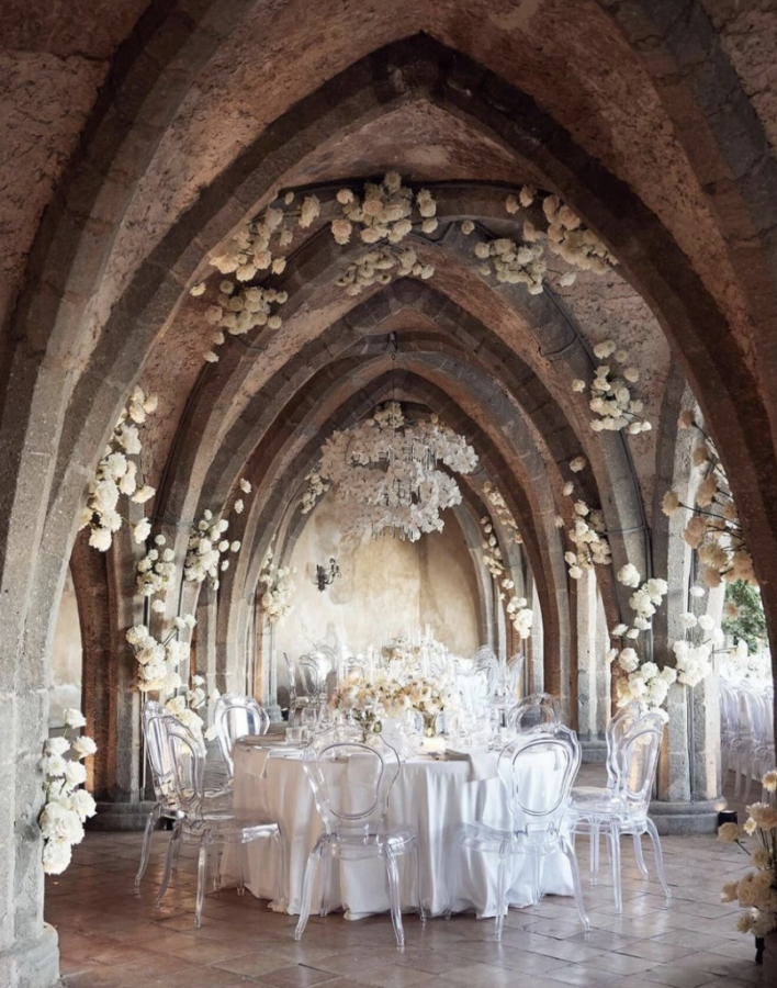 In questa foto gli interni di villa ciambrone con gli archi