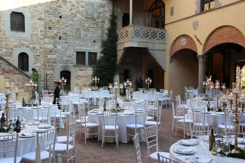 In questa foto uno scorcio dall'alto del castello il palagio con i tavoli