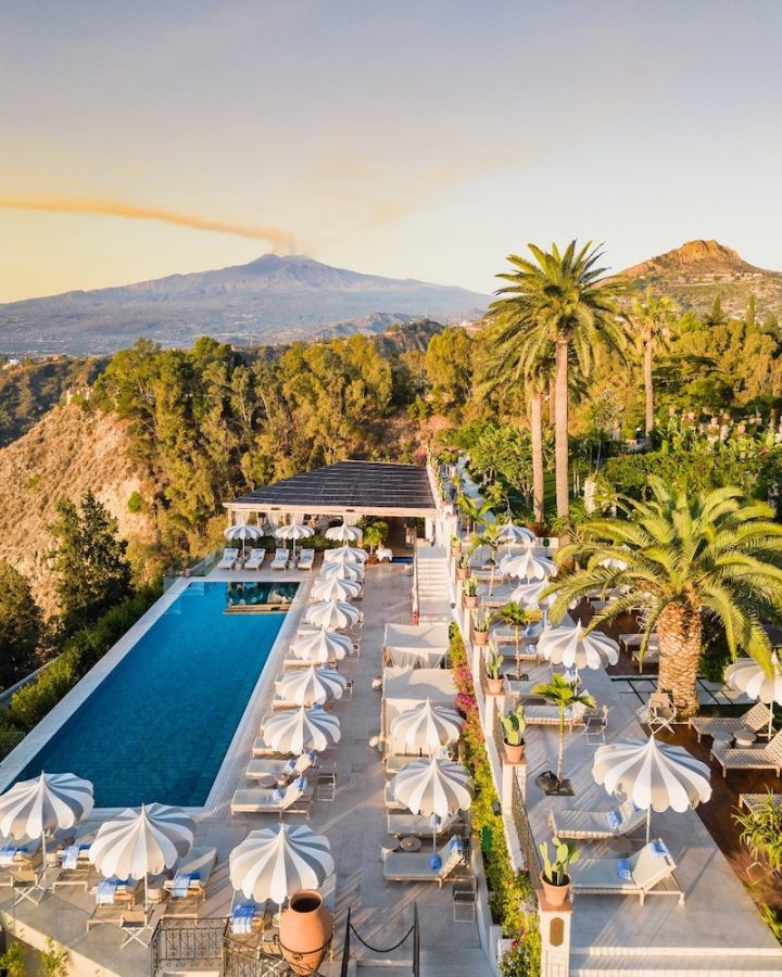 In questa foto uno scorcio dall'alto  della piscina del san domenico palace a taormina