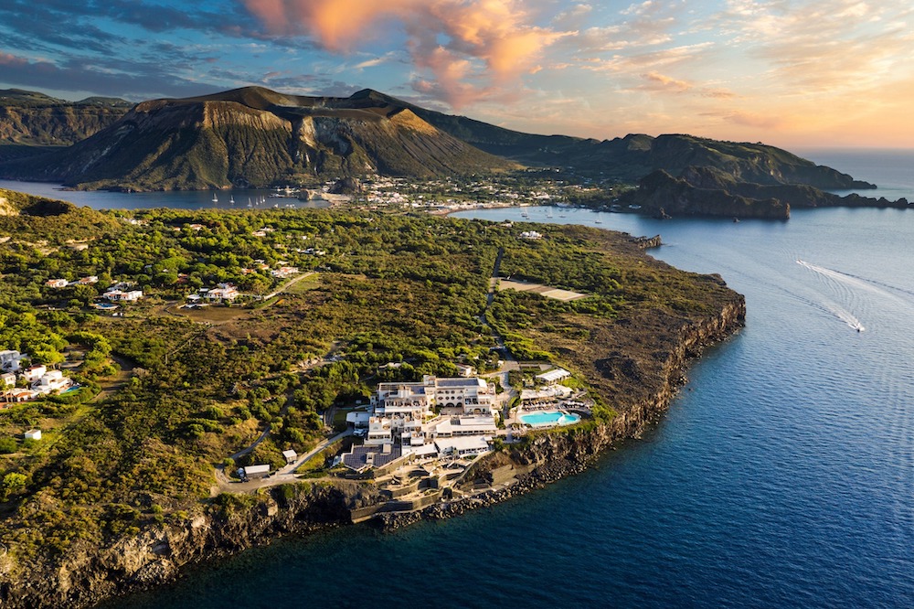 In questa foto uno scorcio dall'alto del therasia resort a vulcano