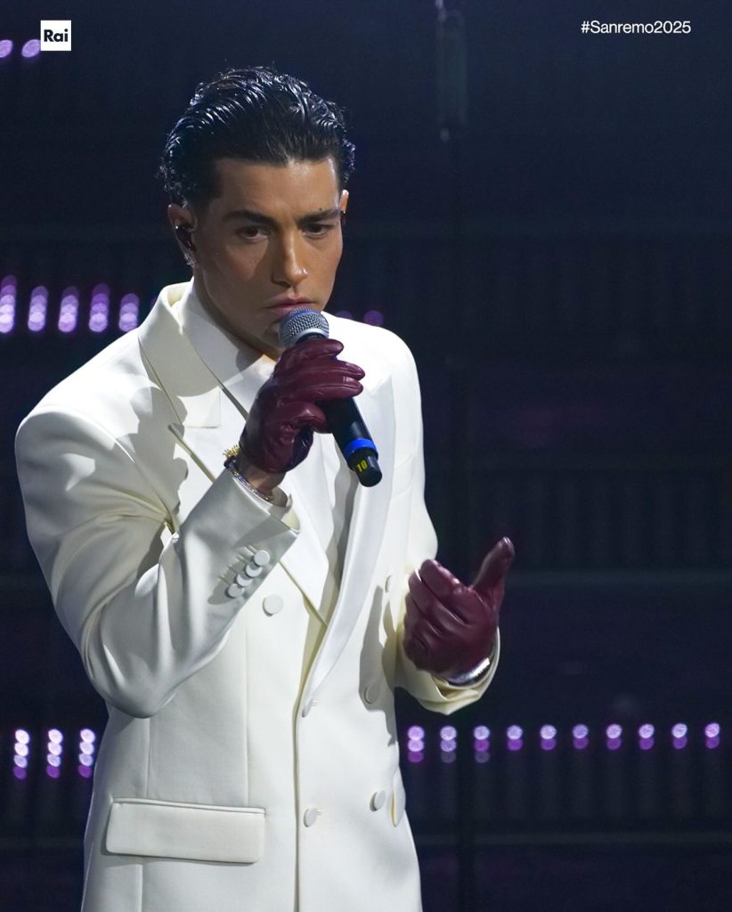 In questa foto tra i look in bianco del festival di sanremo 2025 tony effe