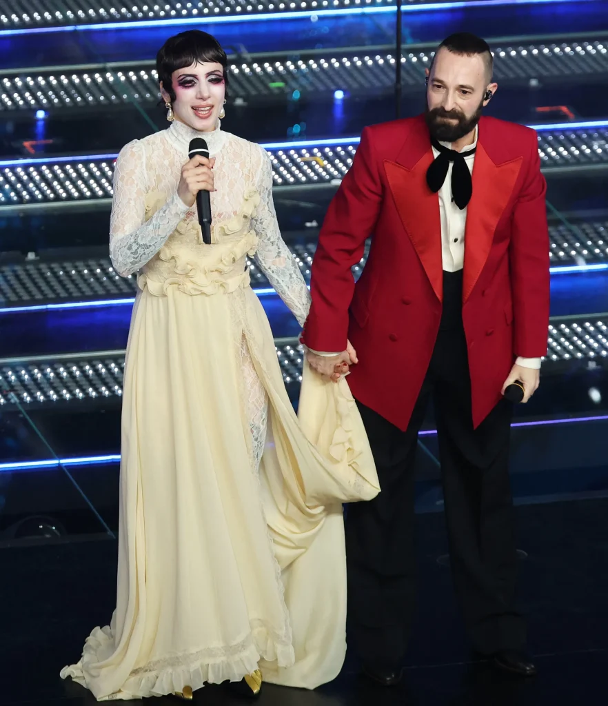 In questa foto tra i look in bianco del festival di sanremo 2025 coma cose