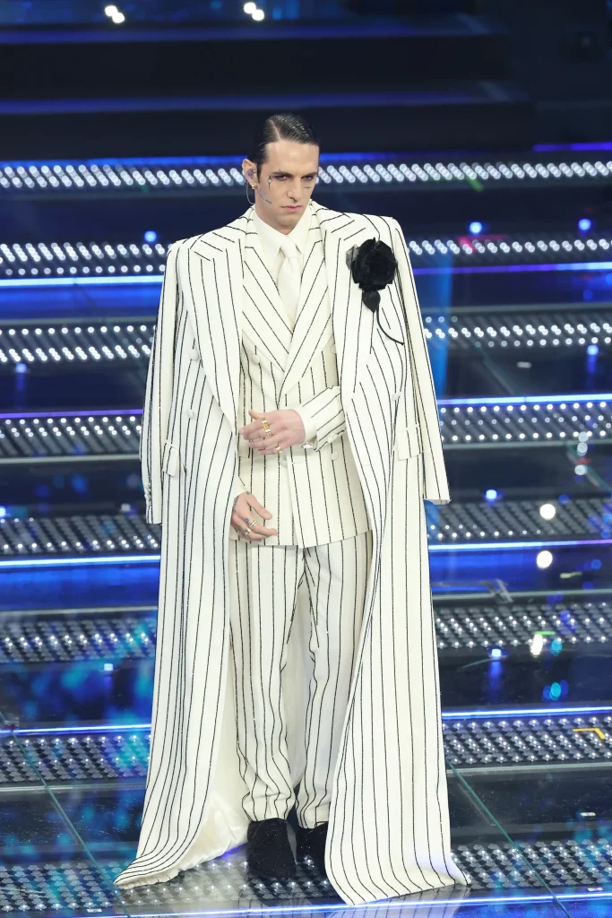 In questa foto tra i look in bianco del festival di sanremo 2025 achille lauro