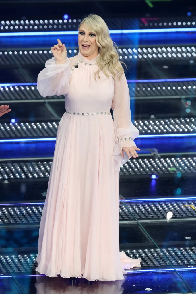 In questa foto tra i look in bianco del festival di sanremo 2025 katia follesa