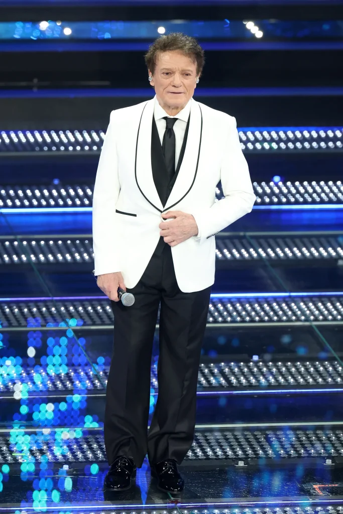 In questa foto tra i look in bianco del festival di sanremo 2025 massimo ranieri