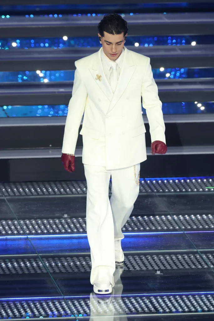 In questa foto tra i look in bianco del festival di sanremo 2025 tony effe