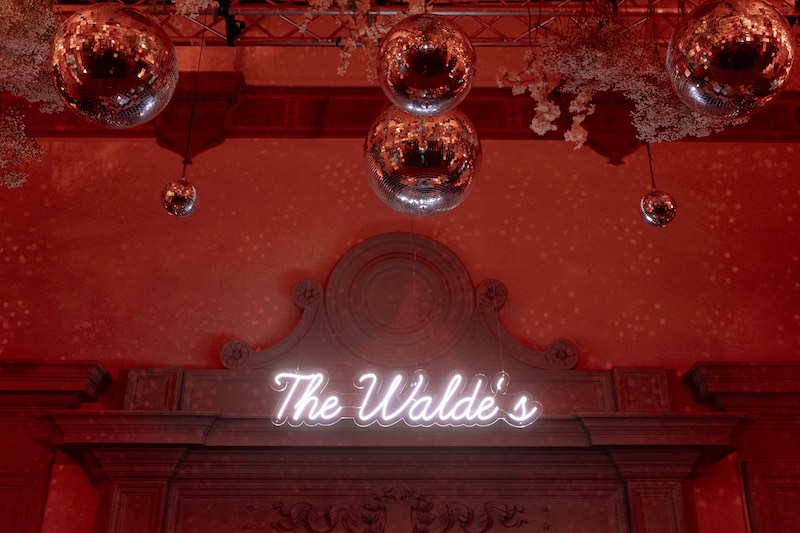 In questa foto un'insegna luminosa con scritto "The Walde's"