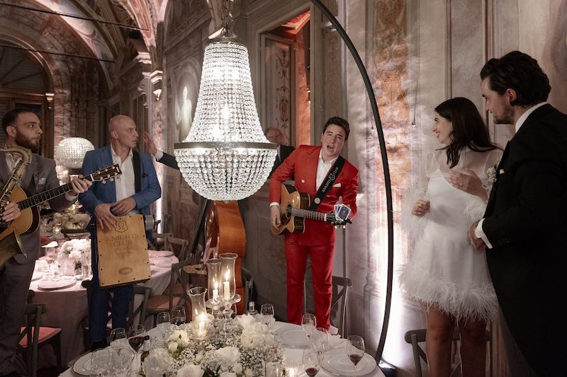 In questa foto, una strolling band che suona durante il ricevimento di due sposi allestito nella Galleria di Villa Corsini