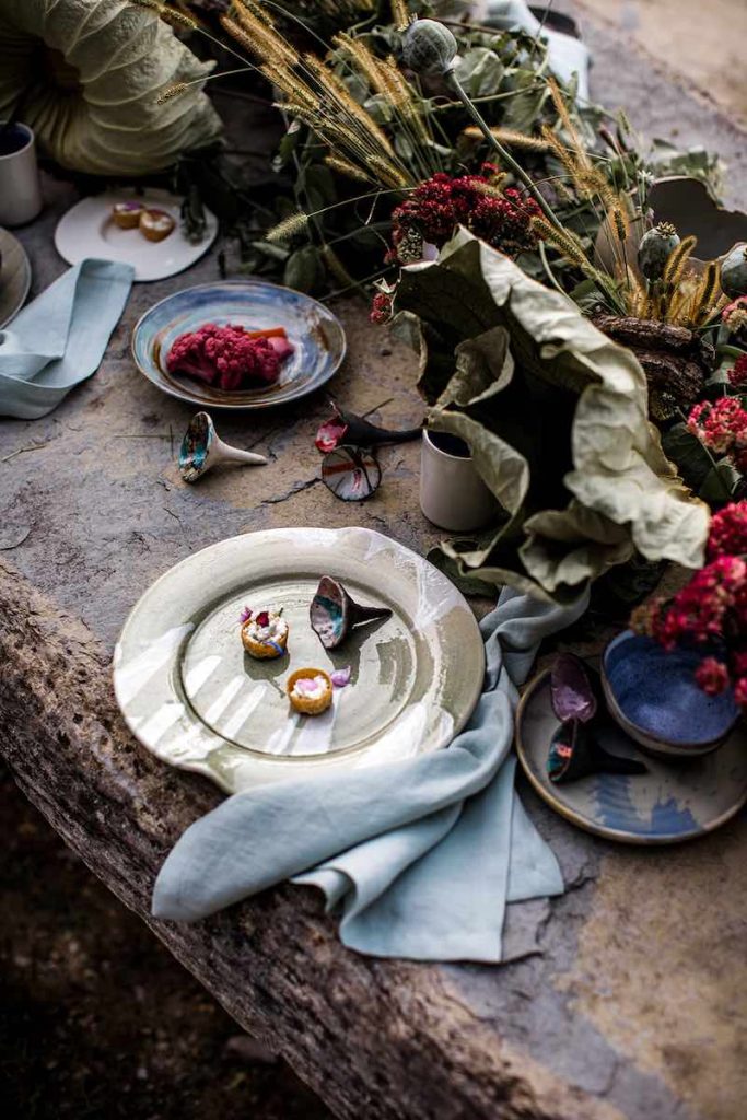 In questa foto, una mise en place per matrimonio 2025 con tavolo di legno nudo