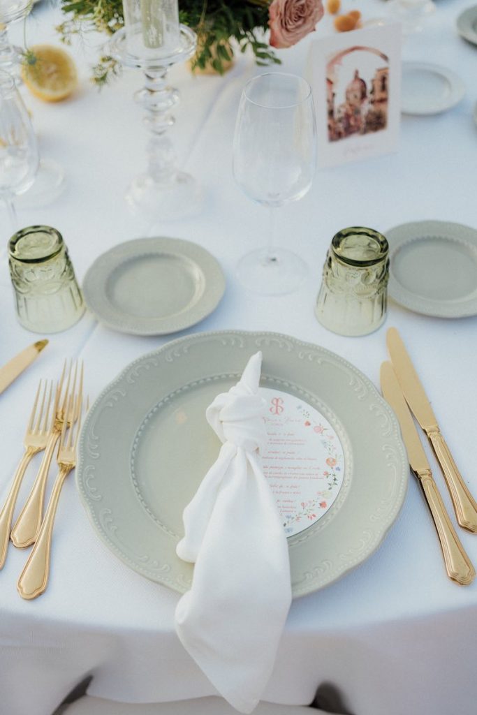 In questa foto, una mise en place per matrimonio nei toni del verde salvia