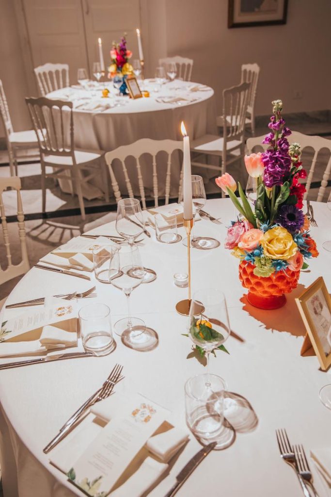 In questa foto, una mise en place per matrimonio color bianco e arancione