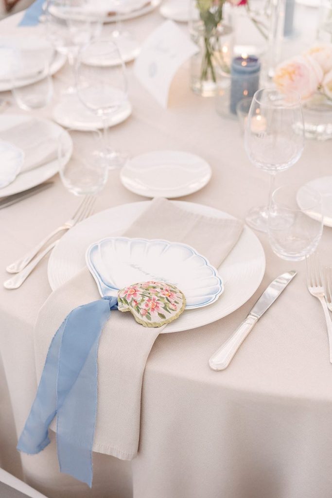 In questa foto, una mise en place per matrimonio color bianco e azzurro polvere