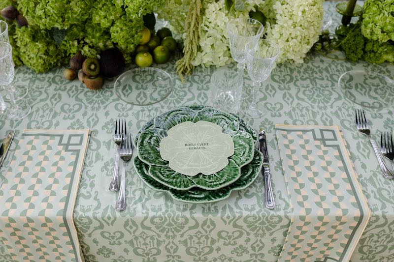 In questa foto, una mise en place per matrimonio nei toni del verde