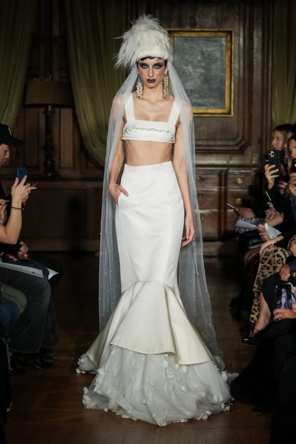 In questa foto della paris fashion week 2025 un abito da sposa