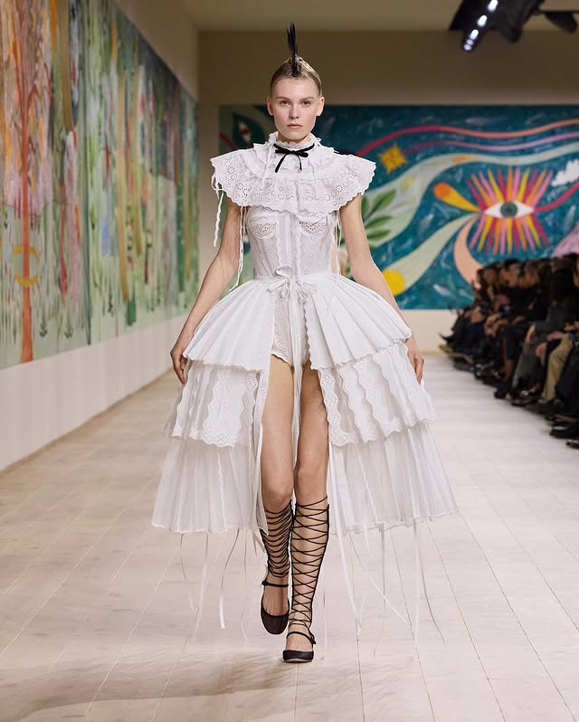 In questa foto della paris fashion week 2025 un abito da sposa dior