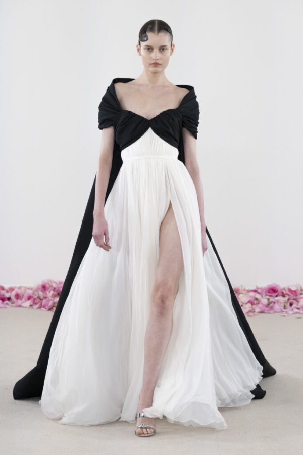 In questa foto della paris fashion week 2025 un abito da sposa