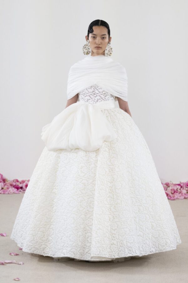 In questa foto della paris fashion week 2025 un abito da sposa  giambattista valli