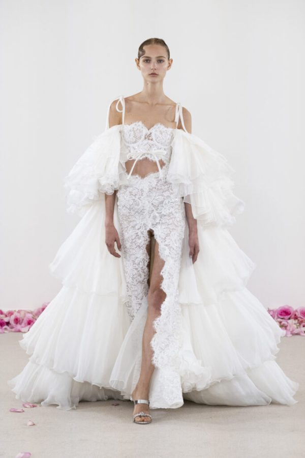 In questa foto della paris fashion week 2025 un abito da sposa giambattista valli