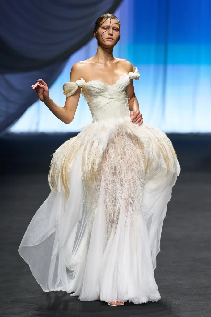 In questa foto della paris fashion week 2025 un abito da sposa jean paula gautier