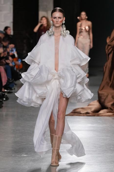 In questa foto della paris fashion week 2025 un abito da sposa jana martin