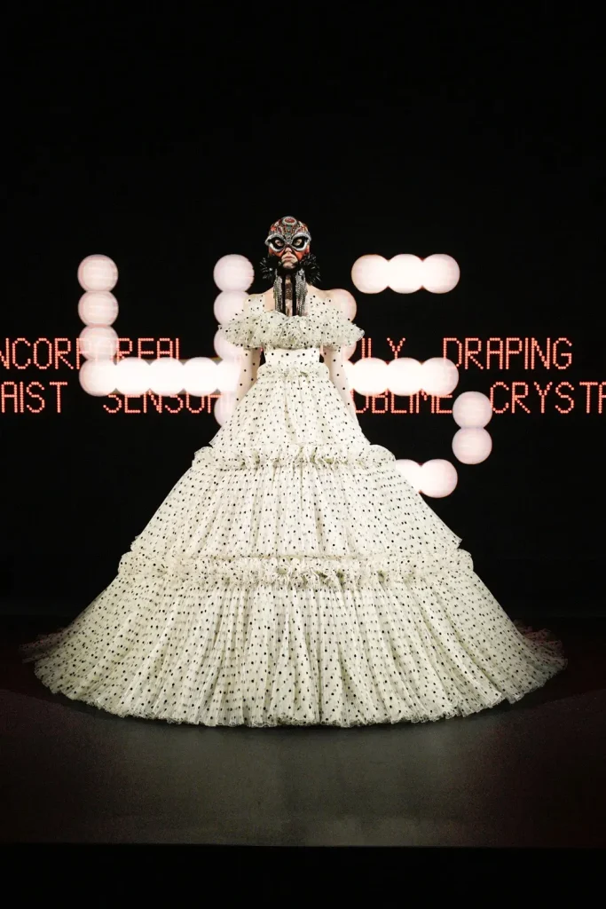 In questa foto della paris fashion week 2025 un abito da sposa valentino