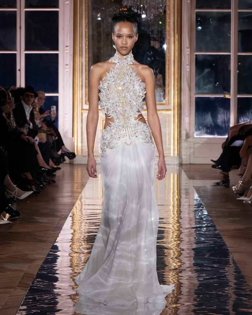 In questa foto della paris fashion week 2025 un abito da sposa zuhair murad 