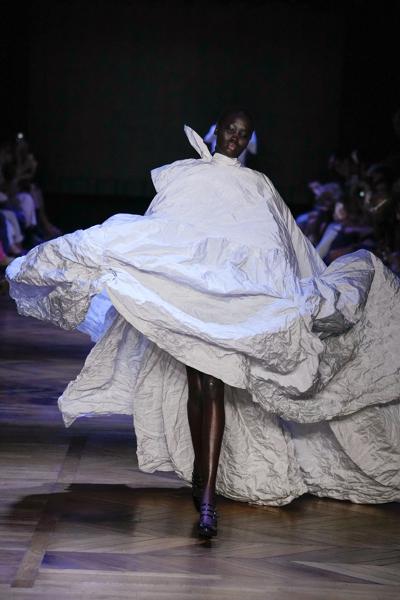 In questa foto della paris fashion week 2025 un abito da sposa