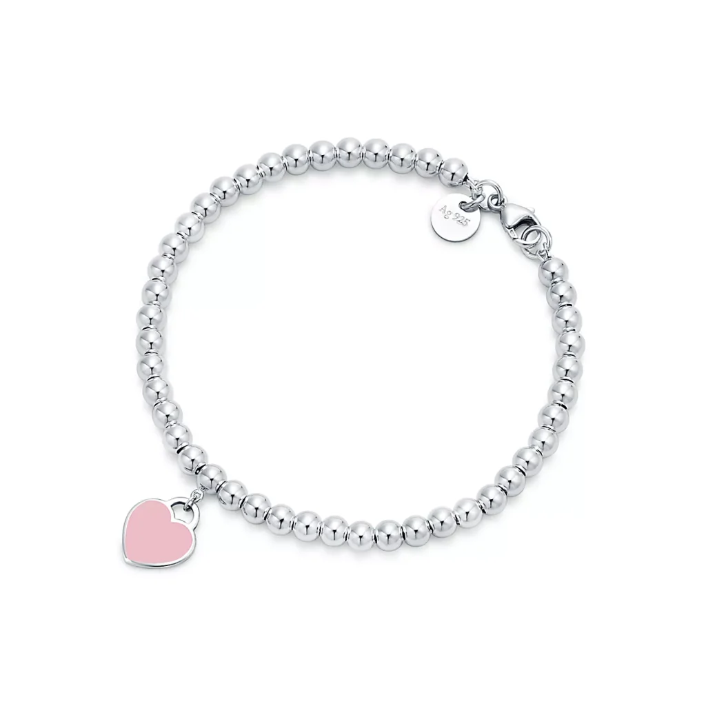 In questa foto un regalo di san valentino 2025 bracciale tiffany