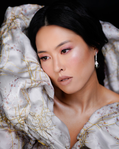 In questa foto, una modella con un trucco luminoso della collezione sposa Turandot La Truccheria Cherie nei toni del rosa