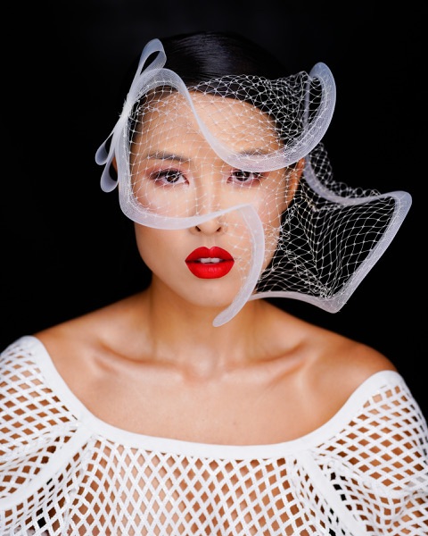 In questa foto, una modella con un trucco della collezione sposa Turandot La Truccheria Cherie in cui domina un rossetto rosso matte