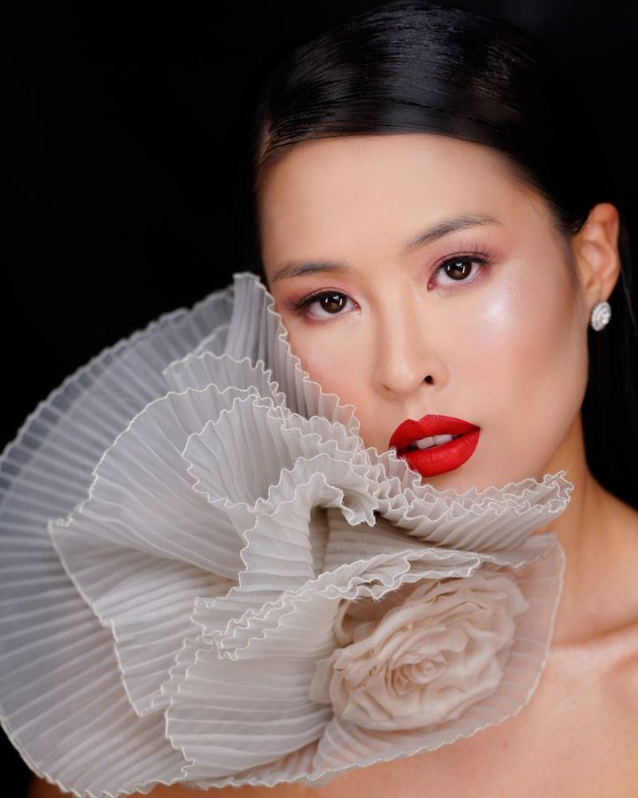 In questa foto, una modella con un trucco della collezione sposa Turandot La Truccheria Cherie in cui domina un rossetto rosso matte