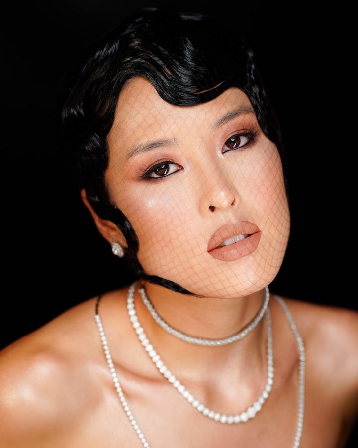 In questa foto, una modella con un trucco glass skin nei toni del pesca della collezione sposa Turandot La Truccheria Cherie