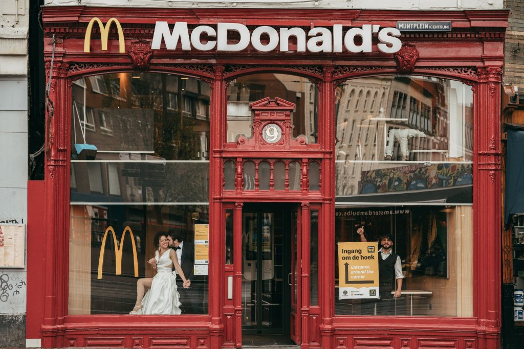 In questa foto gli sposi al Mc Donald's in uno scatto di Alessandro Grasso fotografo