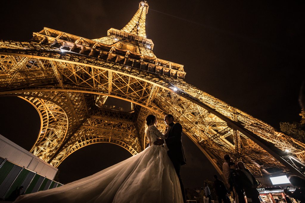 In questa foto gli sposi a PArigi in uno scatto di Alessandro Grasso fotografo