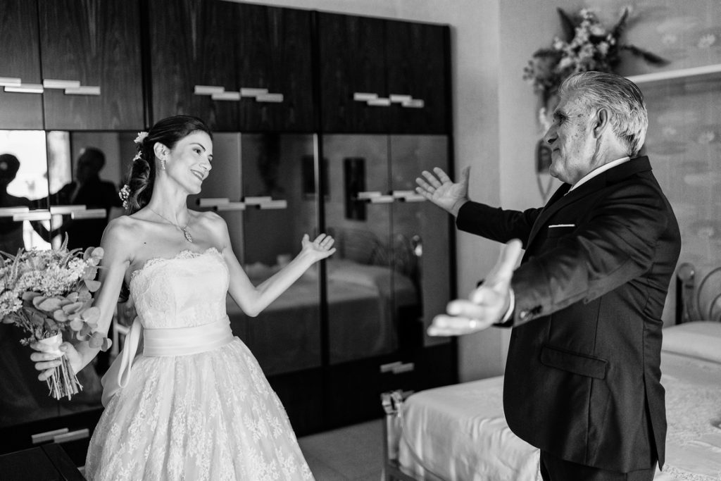 In questa foto la sposa con il papà in uno scatto di Alessandro Grasso fotografo