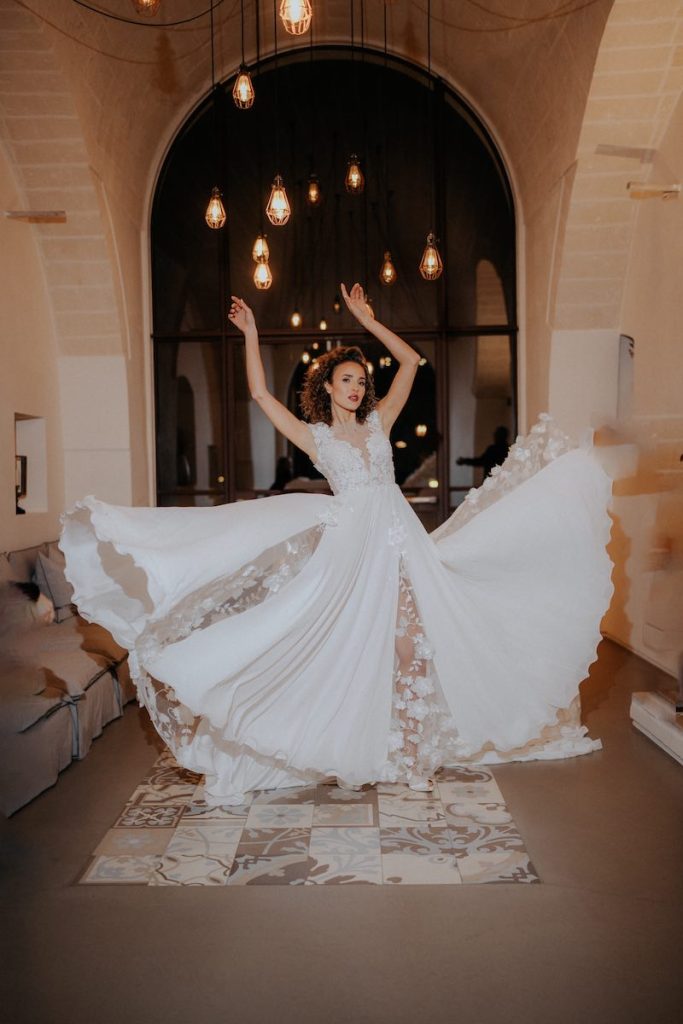 In questa foto, una modella posa indossando un abito da sposa per i cinquanta anni dell'Atelier Fabiana Spose