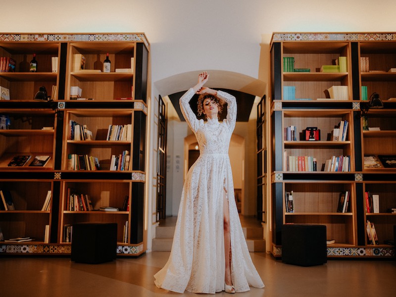 In questa foto, una modella posa indossando un abito da sposa per i cinquanta anni dell'Atelier Fabiana Spose