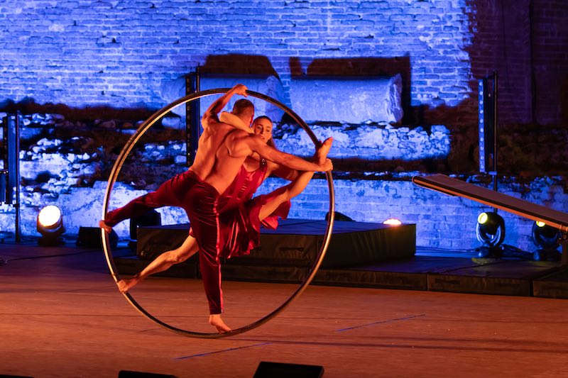 In questa foto, due acrobati in un momento di Sicilian Tales lo spettacolo con cui Eclittica è stata premiata ai Gala Awards 2025