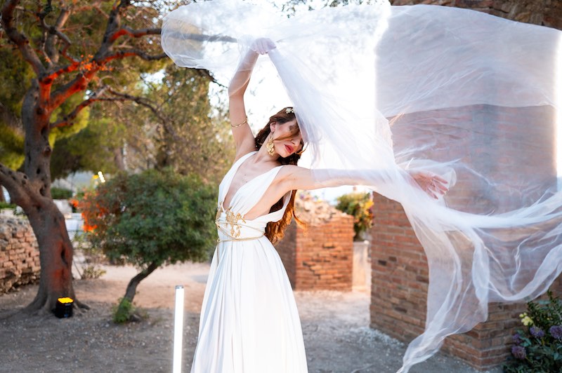 In questa foto, una performer in abiti classici al Teatro Antico di Taormina