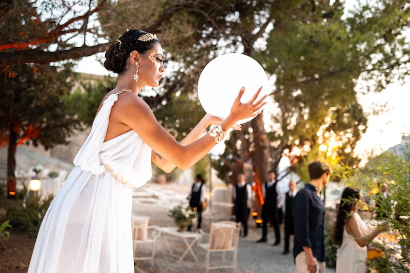 In questa foto, una performer in abiti classici al Teatro Antico di Taormina