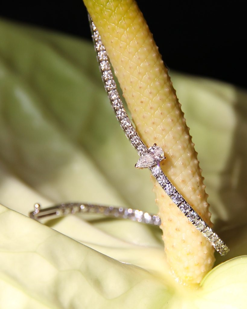 In questa foto un bracciale sposa 2025 con diamanti crieri