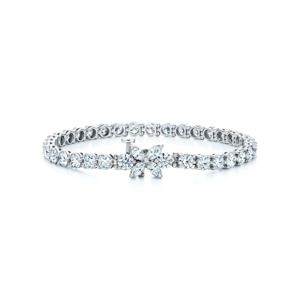 In questa foto un bracciale sposa 2025 con diamanti  tiffany