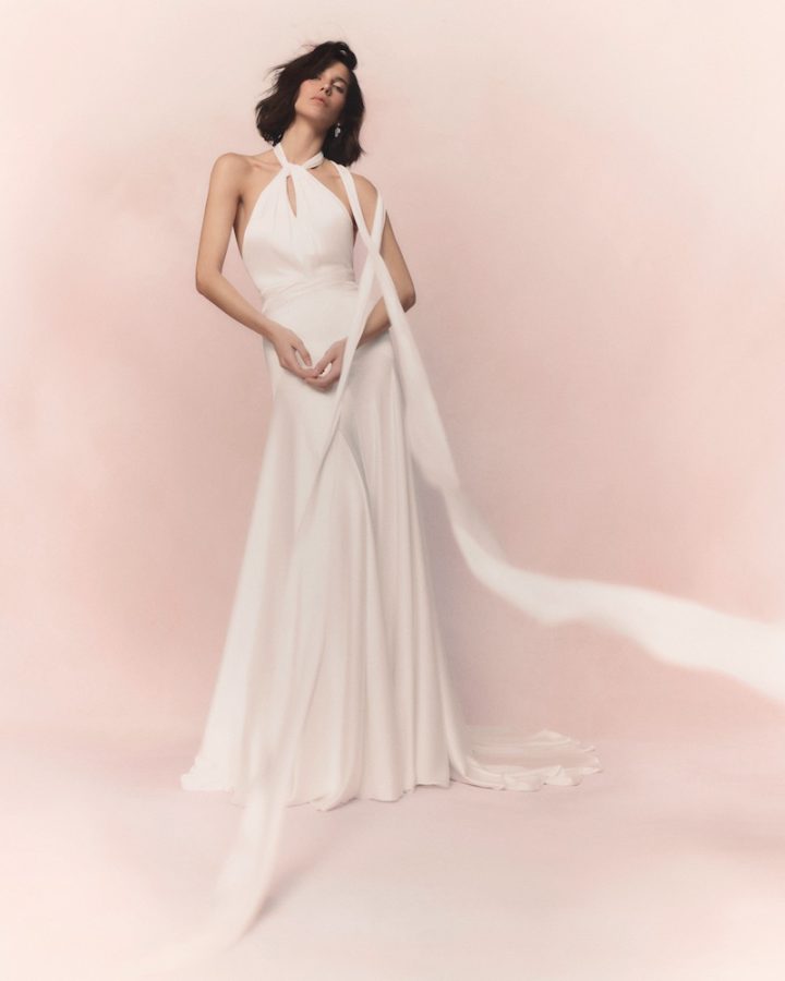 In questa foto, una modella indossa un abito della collezione In Fiore Pronovias scivolato in chiffon con scollo all'americana