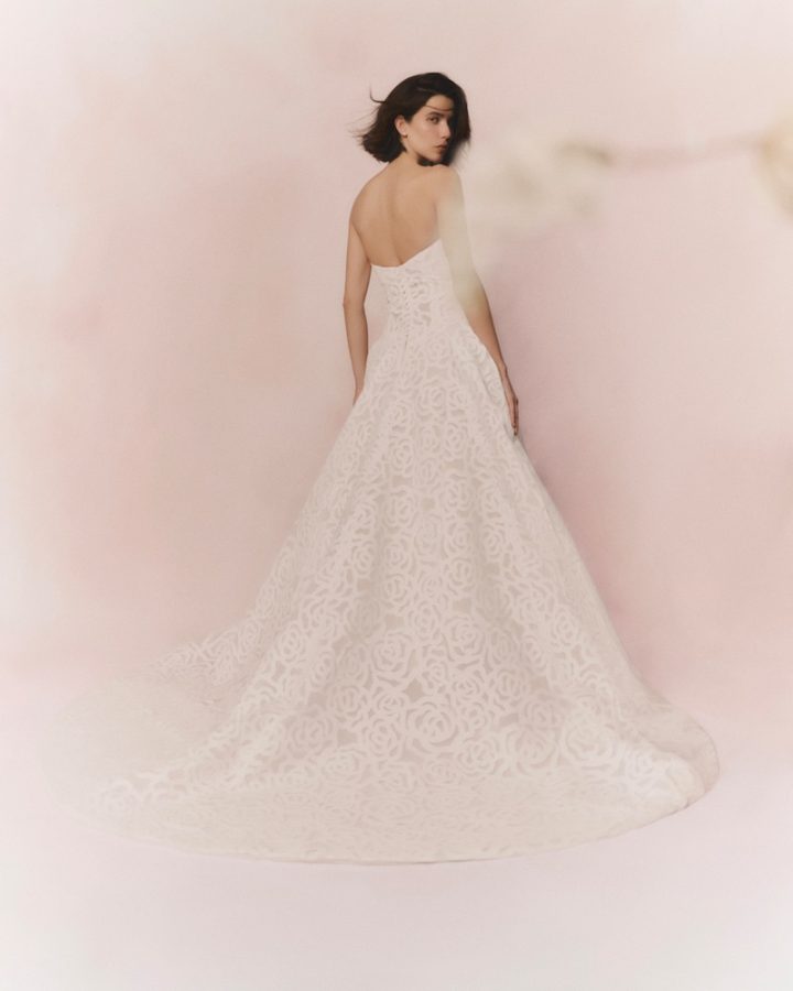 In questa foto, una modella indossa un abito della collezione In Fiore Pronovias con pattern floreale