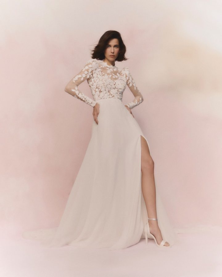 In questa foto, una modella indossa un abito della collezione In Fiore Pronovias con taglio corpetto effetto illusion con inserti floreali e gonna in chiffon con spacco